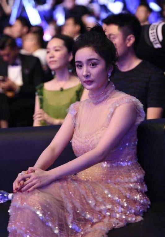 张图真别叫杨幂少女了，不修图真显老，眼袋皱纹都隐约可见！
