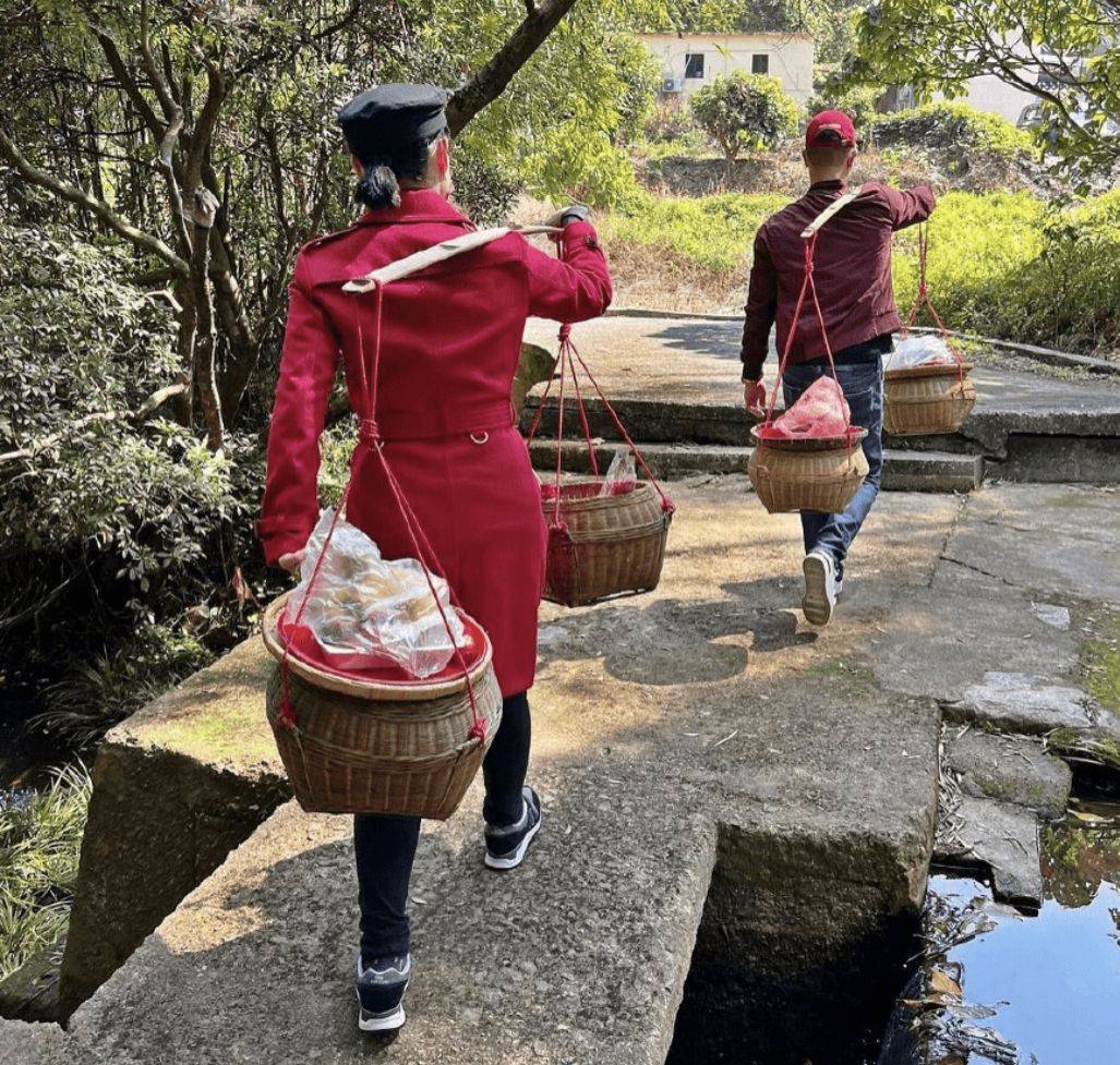 承德 胡杏儿元宵陪老公回农村，用扁担挑货接地气，三娃同穿唐装好喜庆