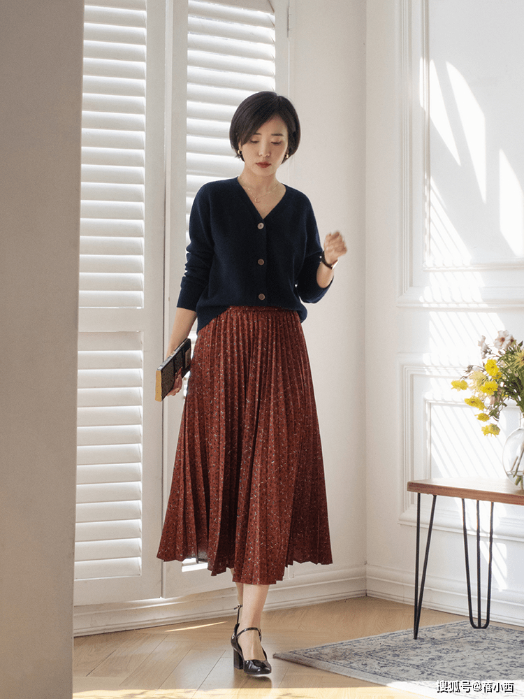 魅力 真正有气质的女人，春季都穿针织衫，搭配半身裙高级又优雅