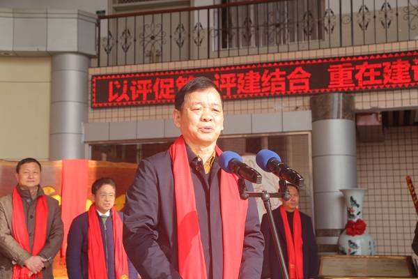 在一派喜庆欢乐的气氛中,杨名权宣布舞狮表演开始.