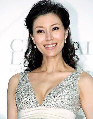 巅峰49岁李嘉欣贵妃装遭吐槽，眼窝深陷毫无气质，和巅峰时期相差太远