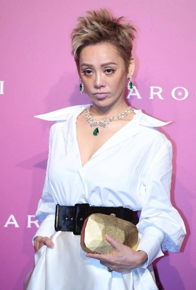 特性宁静的欧美妆让人看着显得憔悴了不少,脸也太消瘦了