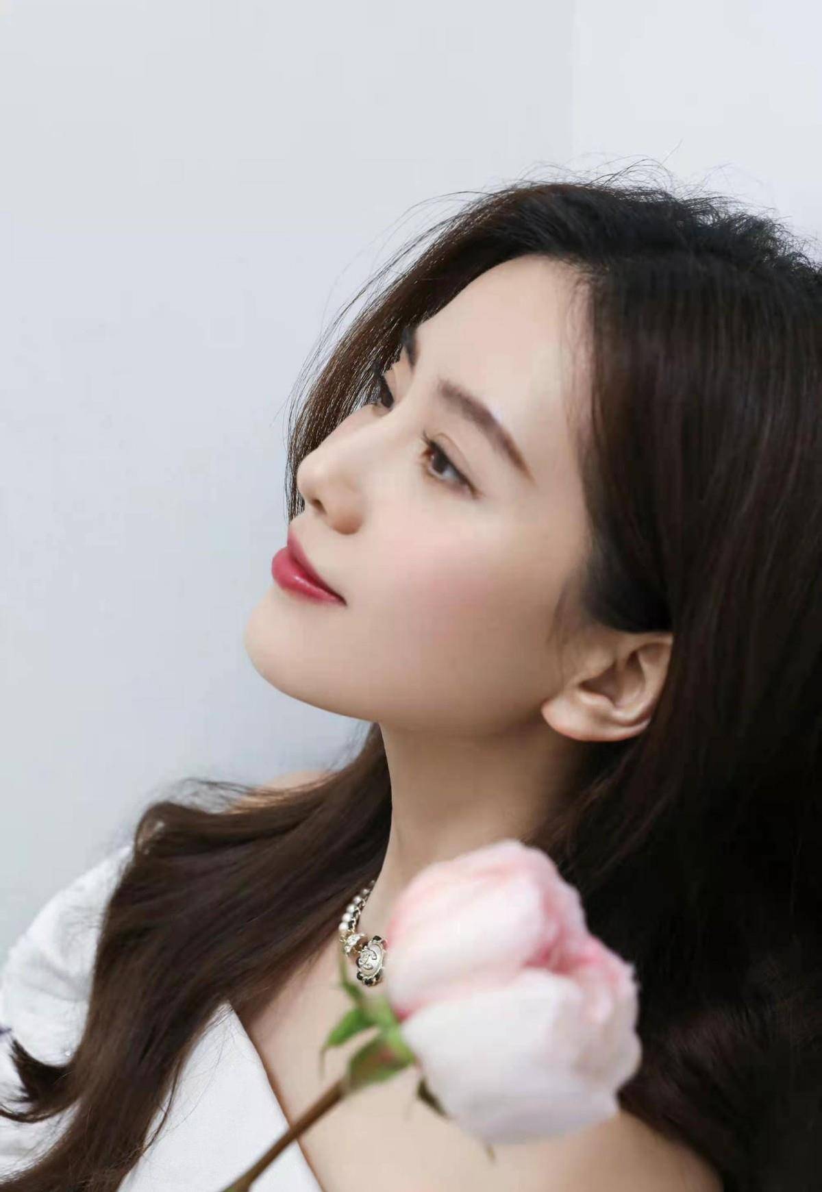 营业 刘诗诗元宵营业照造型封神！穿露肩白裙秀天鹅颈，吴奇隆到宝了