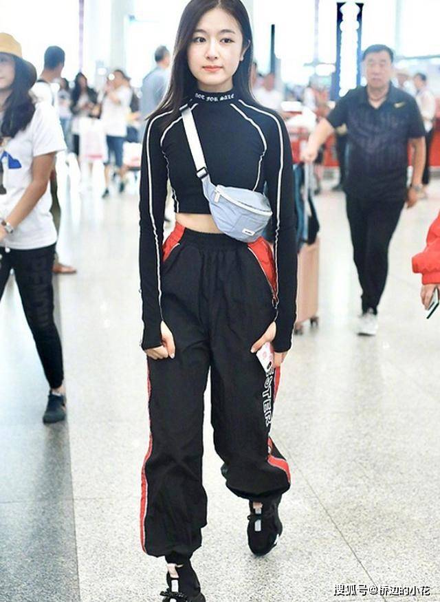 吴昕终于跟上火了很久的"露胃"时尚,女明星们都爱,超显腿长_上身_下身