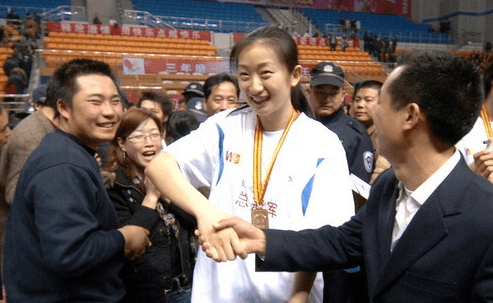 莫科:28岁结婚,5个月后妻子离世,再婚9年依然赡养前妻父母_王凡_队里