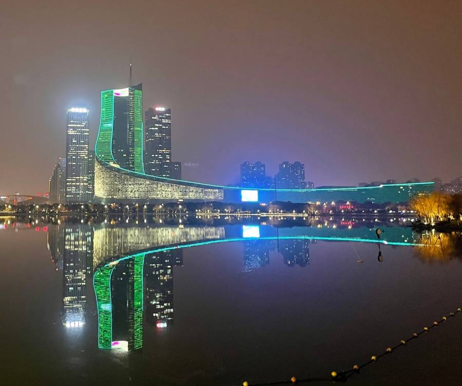 安徽亮灯建筑是位于合肥市的安徽广播电视中心,尤卡坦州亮灯建筑是