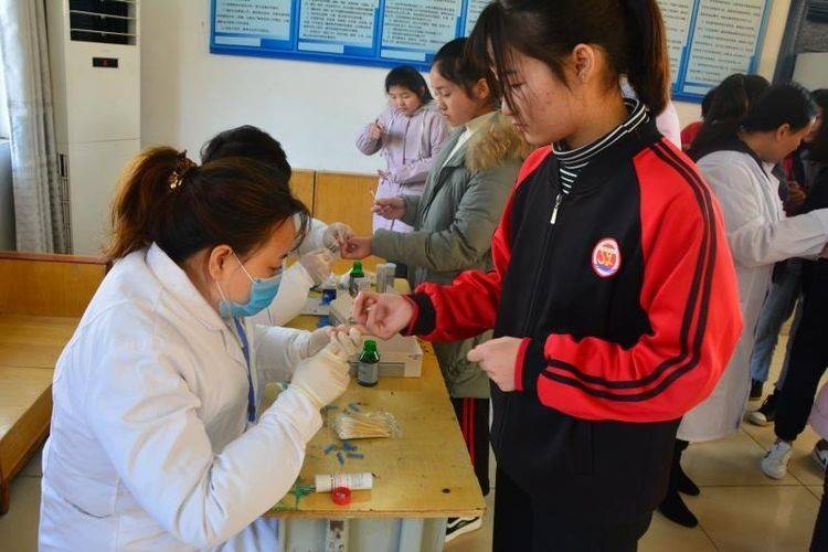 中原爱心传播协会在郸城县汲冢镇四中学校内献爱心的事迹_团队_活动