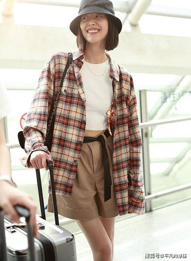 老爹 最近很火的“无性别”穿搭，想要遮肉显瘦，跟着明星这样穿更时髦