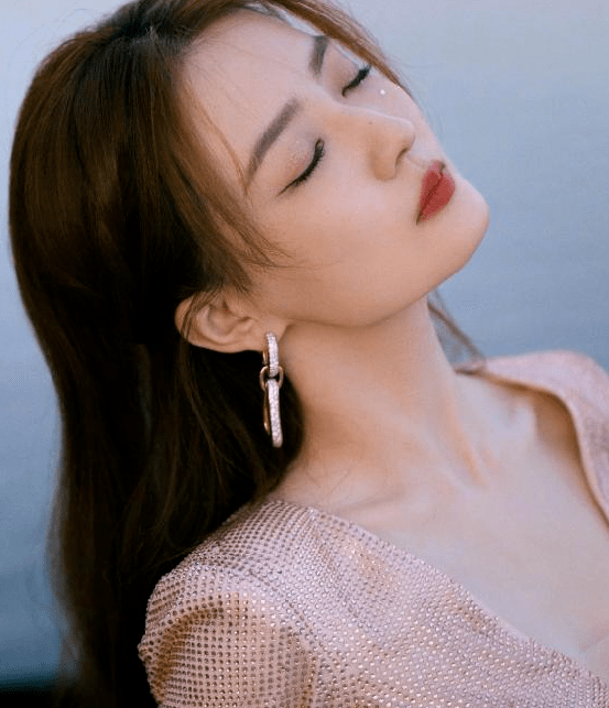 方脸别再削尖骨头动脸了,这5位女星告诉你,方脸才大气耐看且抗老