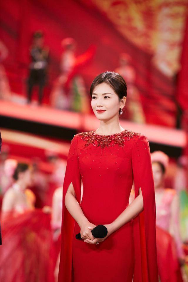 大气 刘涛担任国庆晚会主持人，穿红色长裙端庄大气，42岁状态在线
