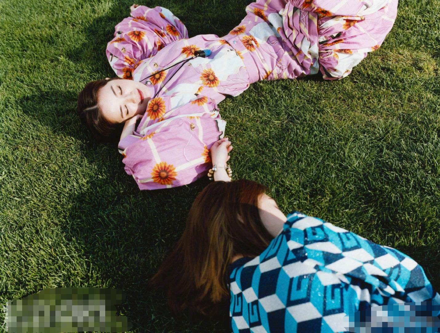 画面感 Twins姐妹大片，两人穿花裙草坪上打闹，烂漫天真好有爱