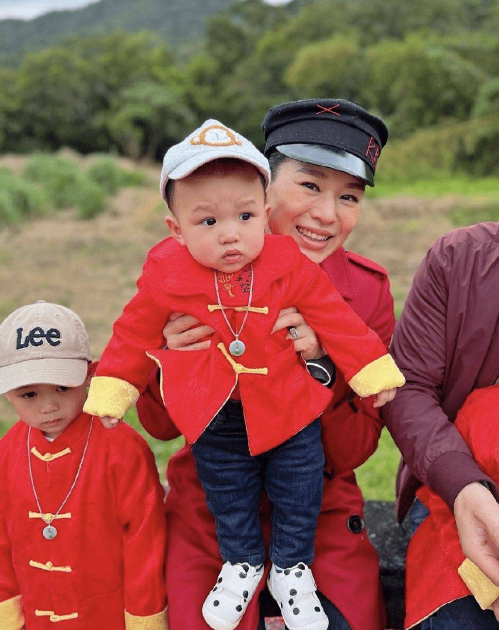 承德 胡杏儿元宵陪老公回农村，用扁担挑货接地气，三娃同穿唐装好喜庆