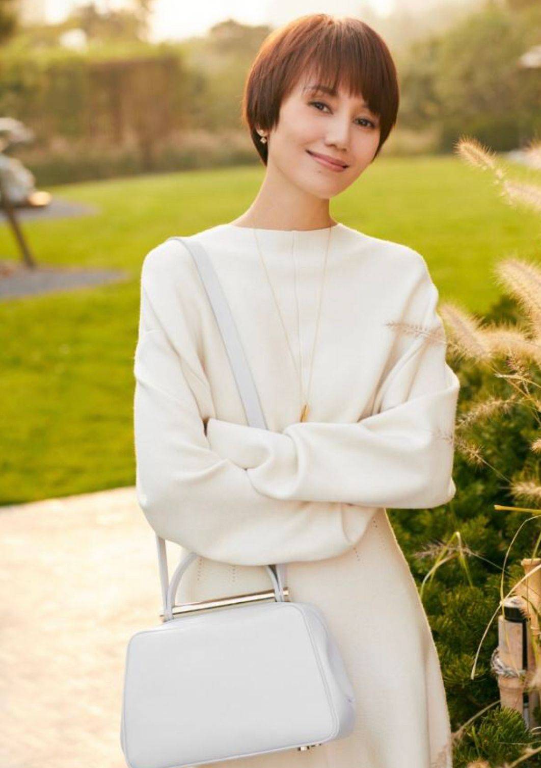 长发看了袁泉的长发照，终于明白为什么上了年纪的女人，都喜欢留短发