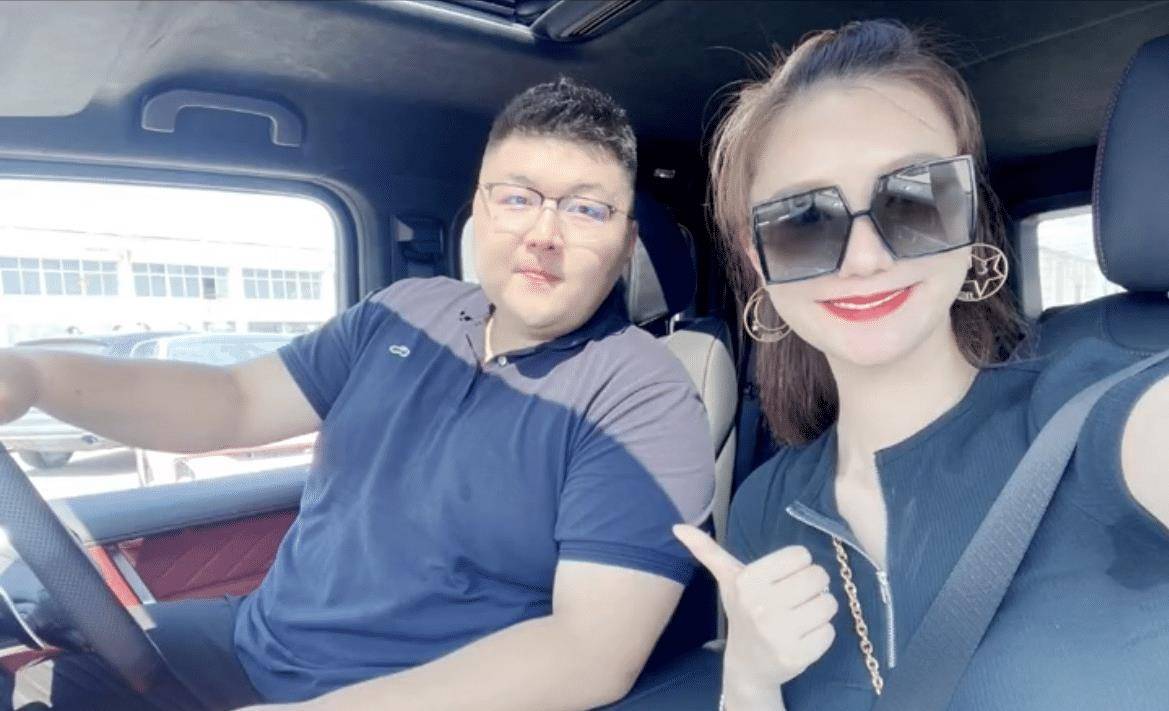 原创被白富美倒追成功猴哥说车收200万大g新婚妻子是啥来头