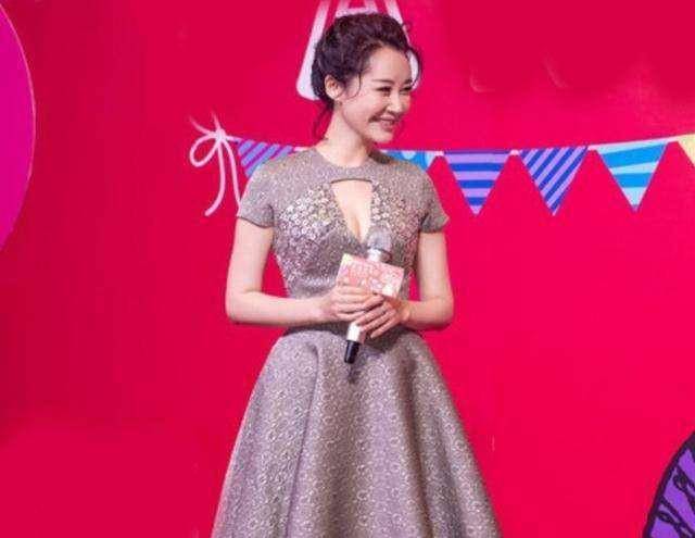 女神50岁许晴穿鎏金纱裙高贵优雅，对镜叉腰甜笑气质佳，简直美似仙女