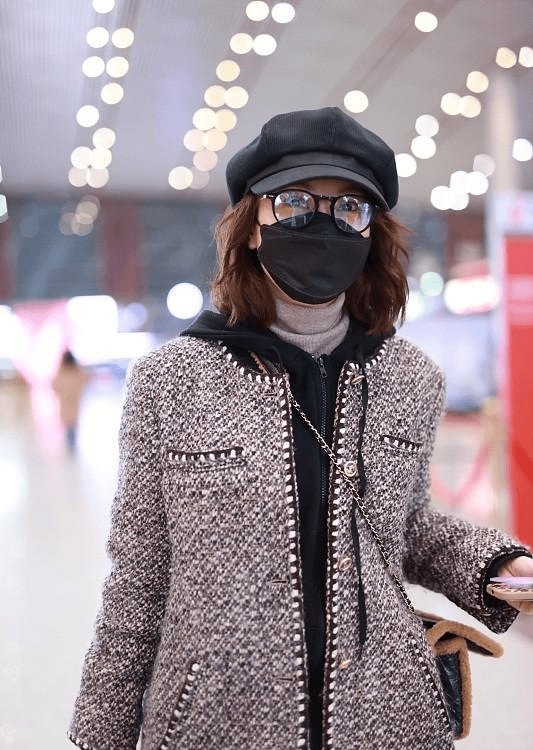 卫衣 初春基础款穿搭技巧！小香风配黑色卫衣，简约又高级