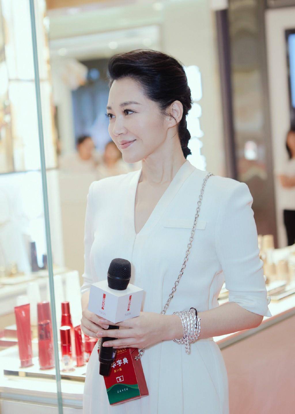 大气 她50岁不老被赞冻龄,今穿V领连体裤背“新华字典”,太吸睛了