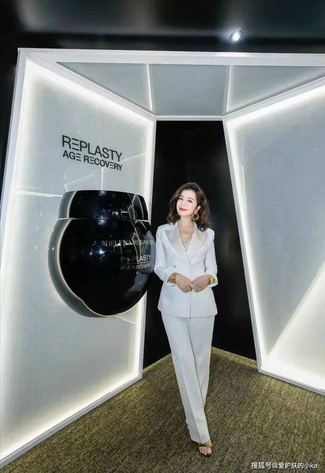 色彩 天然脸到了老年也优雅,钟楚红简单衬衫就很美,风采不减当年