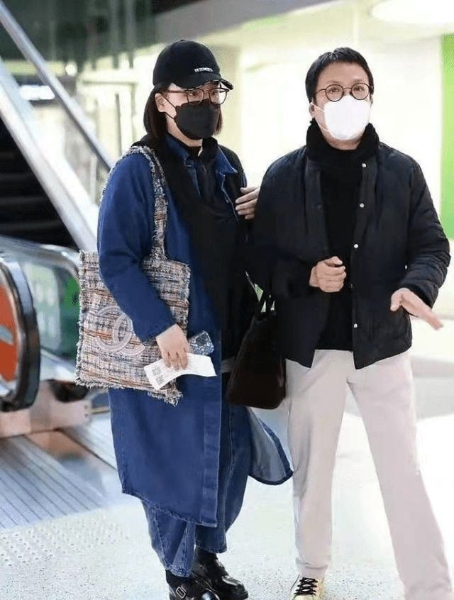 黑色 马思纯真敢穿,黑色西装配红运动裤,个性又潮流