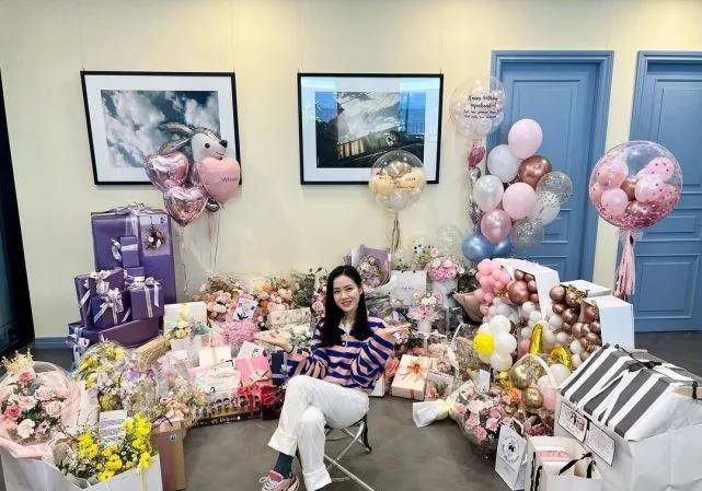 爱珍 孙艺珍结婚后首次公开亮相！颜值跌，穿短裙身材暴瘦好憔悴