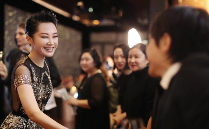 女神50岁许晴穿鎏金纱裙高贵优雅，对镜叉腰甜笑气质佳，简直美似仙女