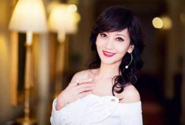 发型长发造型才不止黑长直！女人过了50岁试试这3款发型，大妈变姐姐