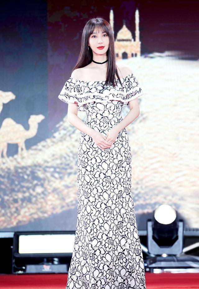 身材 李菲儿气质挺有“初恋感”，穿雪纺长裙凹凸感太诱人，衣品绝了