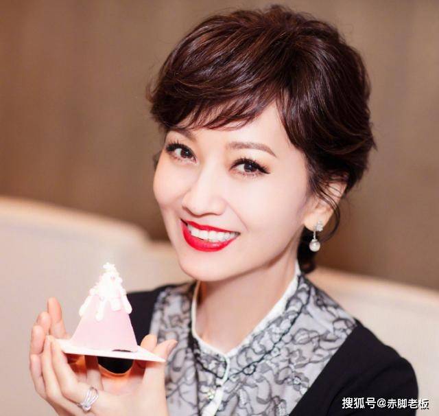 配饰 65岁赵雅芝风采依旧，跟她学这3个优雅小心机，老了也是女神
