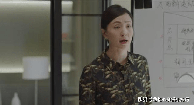 花花 “大花”单品廉价又老气？奔五女人学学陶虹，换种图案高级又优雅