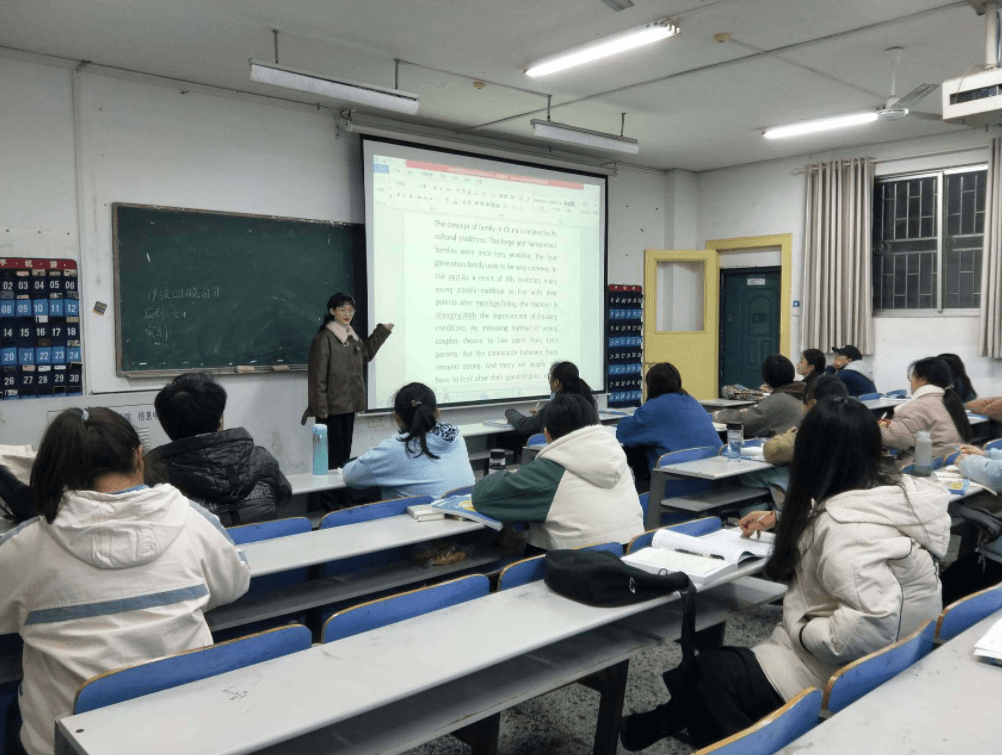 上课时,可以自由自在,不用将笔记记得"飞起",下课后,食堂的美食在召唤