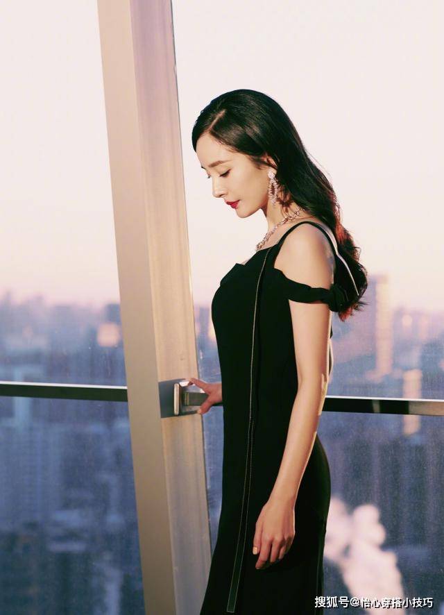 女王有种口红叫“绝美红毯色”，杨幂女王范标配，鞠婧祎凹造型全靠它