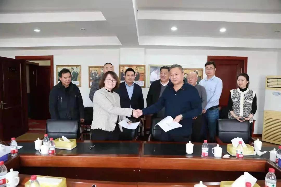 出席本次战略合作签约仪式的人员有:黑龙江富华集团总公司董事长兴