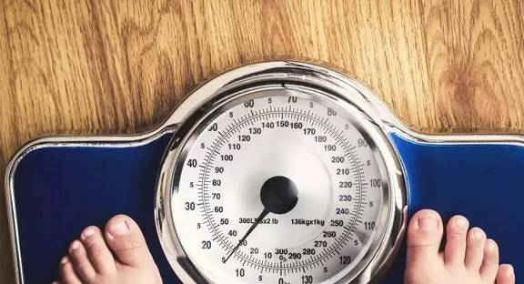 体重|孩子新年吃胖怎么办?父母带着孩子正确减肥,超重没啥好处
