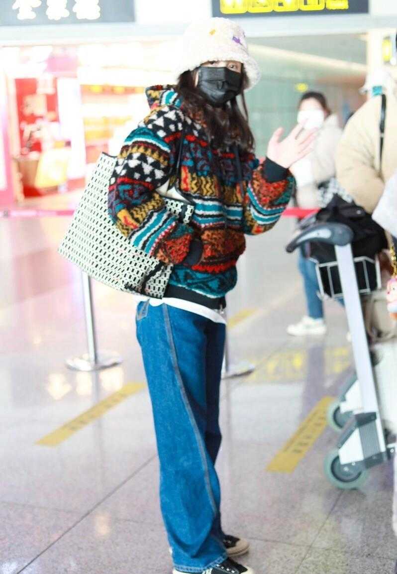 黑色 宋佳在荒郊野外拍戏,穿普通T恤气质都出众,而且42岁不见老!