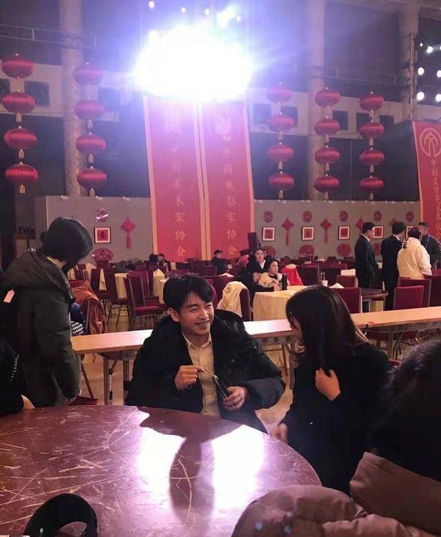 黑色 陈晓陈妍希夫妇现身，穿黑装低调保暖，陈妍希36岁依旧还是少女颜