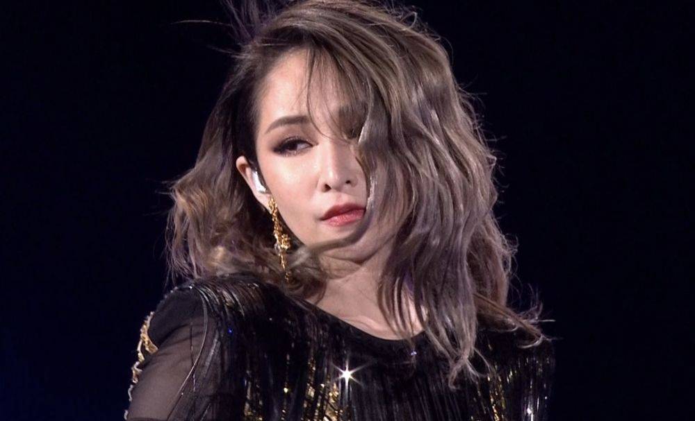 真毁容了?42岁萧亚轩罕见晒怼脸自拍,疤痕明显超大超深一条