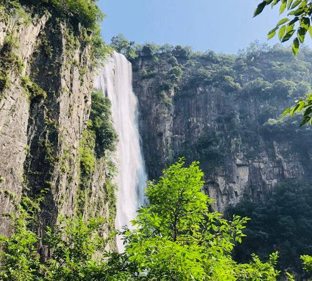 浙江有个大自然的鬼斧神工景点 不但有名人名言 更具高山名瀑 瀑布 旅游 景区