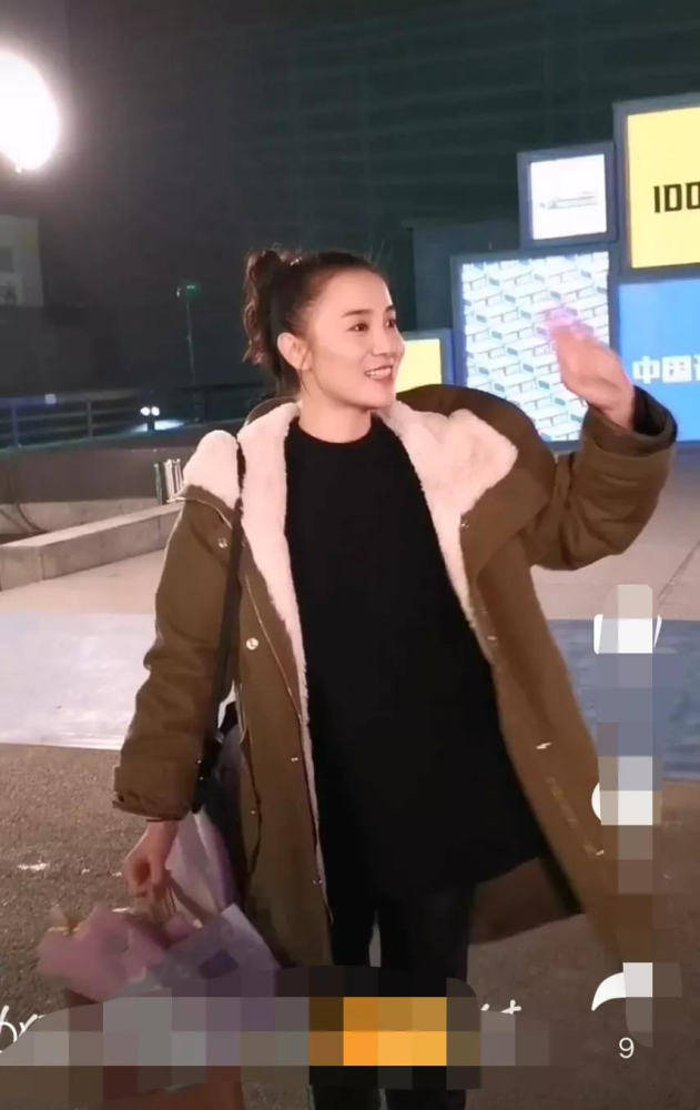 黑色 宋佳在荒郊野外拍戏,穿普通T恤气质都出众,而且42岁不见老!