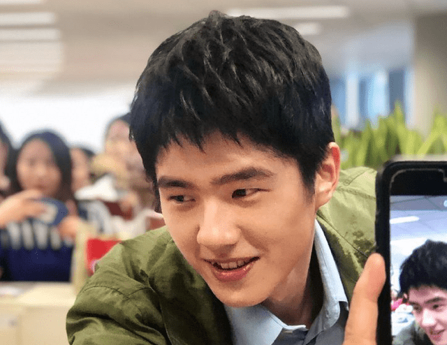 活动当红男星生图：杨洋抬头纹，易烊千玺戴假发，蔡徐坤肖战皮肤好