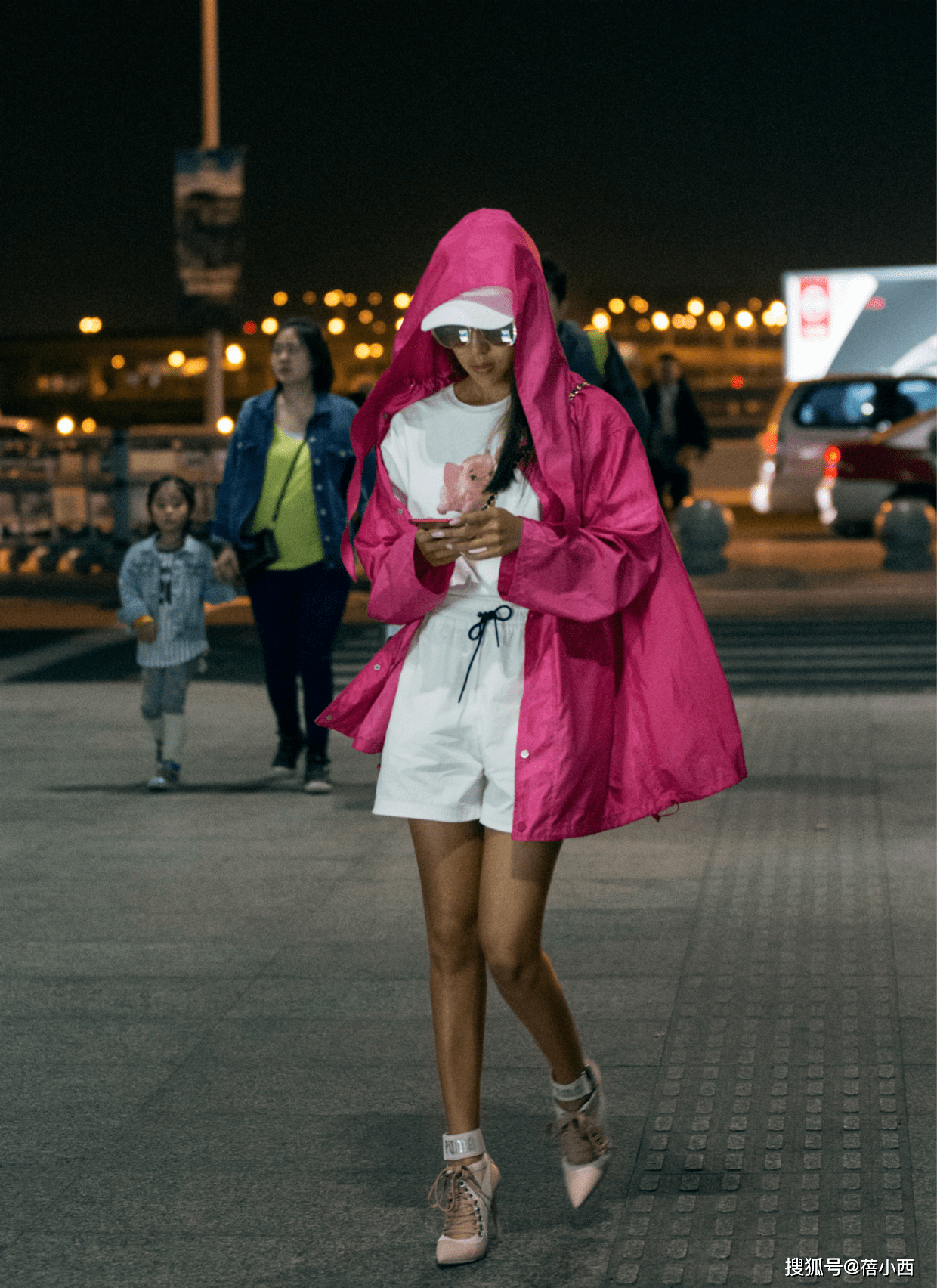 卫衣 吉克隽逸皮肤黑又如何？穿粉色卫衣配毛毛外套超时髦，气场开挂