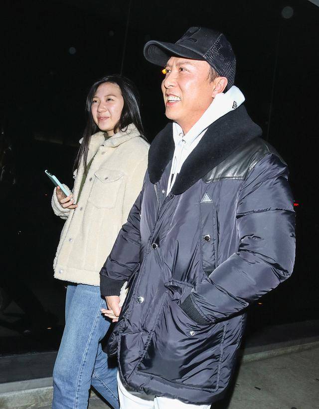 羊羔 甄子丹00后女儿徒有长腿没颜值！素颜和爸爸出行，16岁看着像36岁