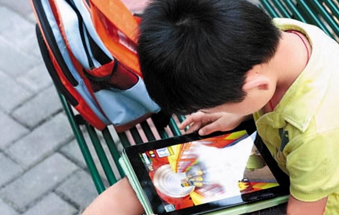 当孩子沉迷电子产品时,不要轻易地否定,而是要用肯定的方式_教育_父母