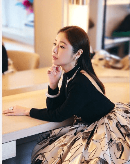 路线 林心如也要走搞笑女路线吗，笑得太豪爽了，但穿衣还挺端着的