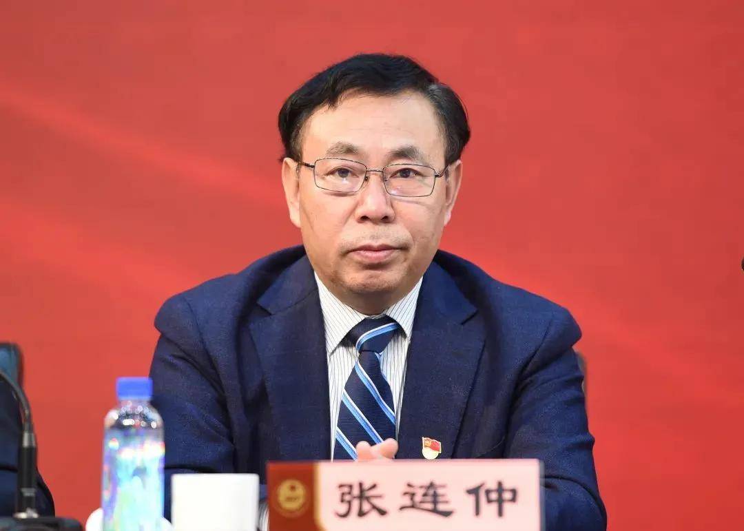 副院长张连仲宣读《河南省人民医院关于表彰奖励2021年度新业务,新