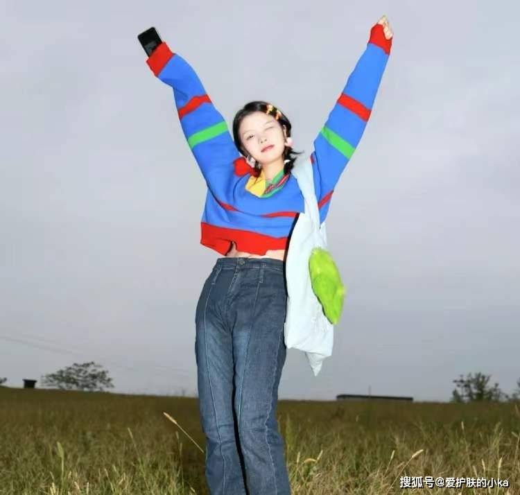 整体 天气冷也可以“辣妹穿搭”，不需要露，一件毛衣就搞定