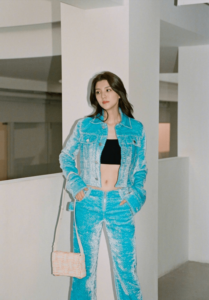 身材 吴千语和胡杏儿母子三人合照,穿一条红色小香风裙,挺有名媛感的