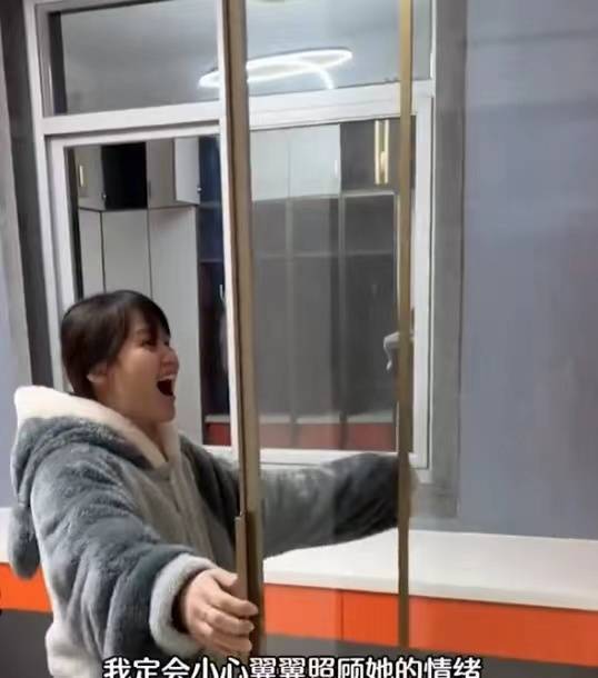 衣帽间|男子怕妻子晚上肚子饿，将衣帽间改成“小卖部”，妻子的情太可爱