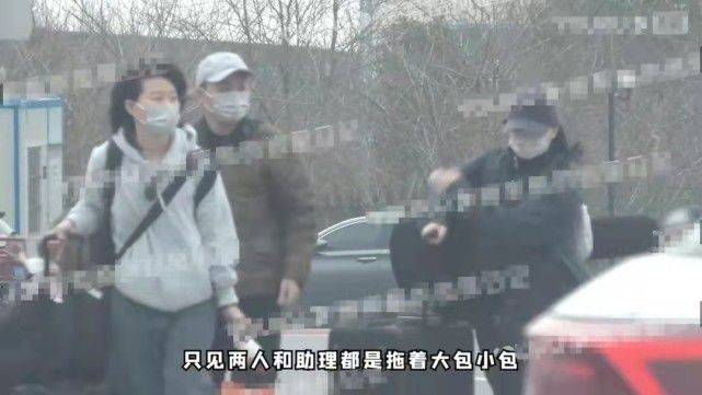 服装 47岁周迅穿搭朴素带男友见父母，脸比小13岁的男友还嫩