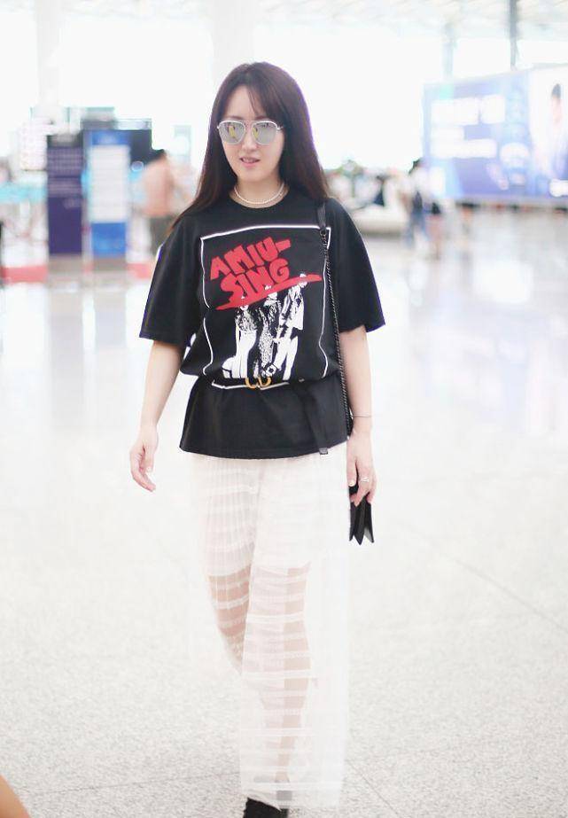 材质 杨钰莹扎丸子头好娇嫩,穿毛衣裙也要秀出细腿,身材太高级了