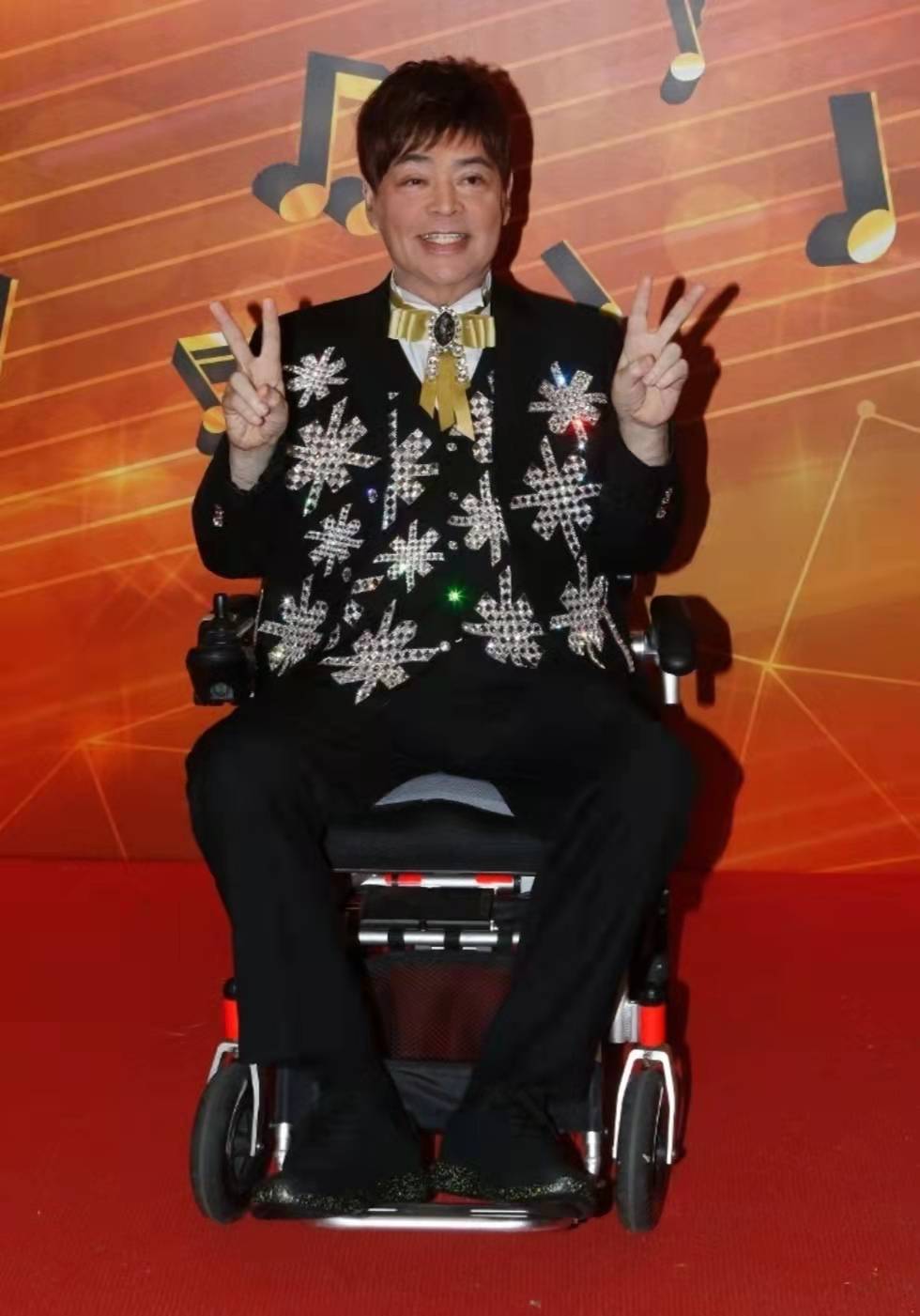 69岁"靓声王"已紧急送院治疗,因脑退化未曾接种疫苗_张伟文_方俊_因为